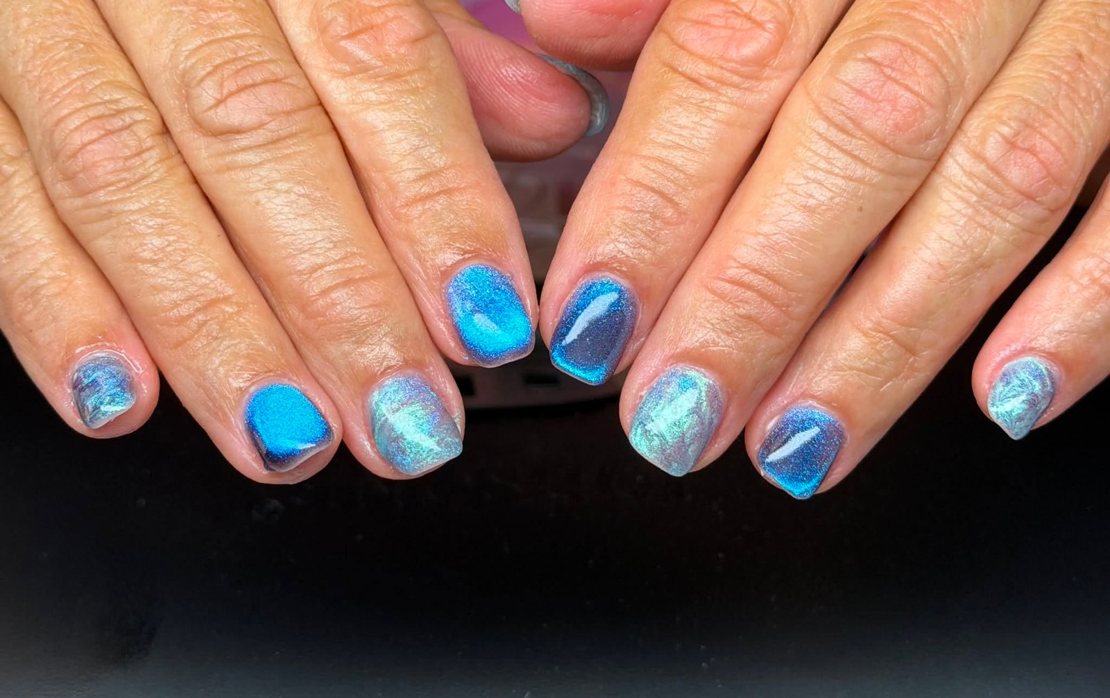 Blue holographic aurora chrome cat-eye manicure