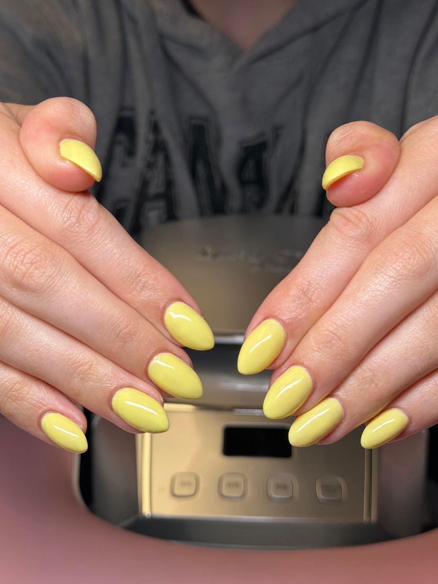 Pale yellow solid gel manicure