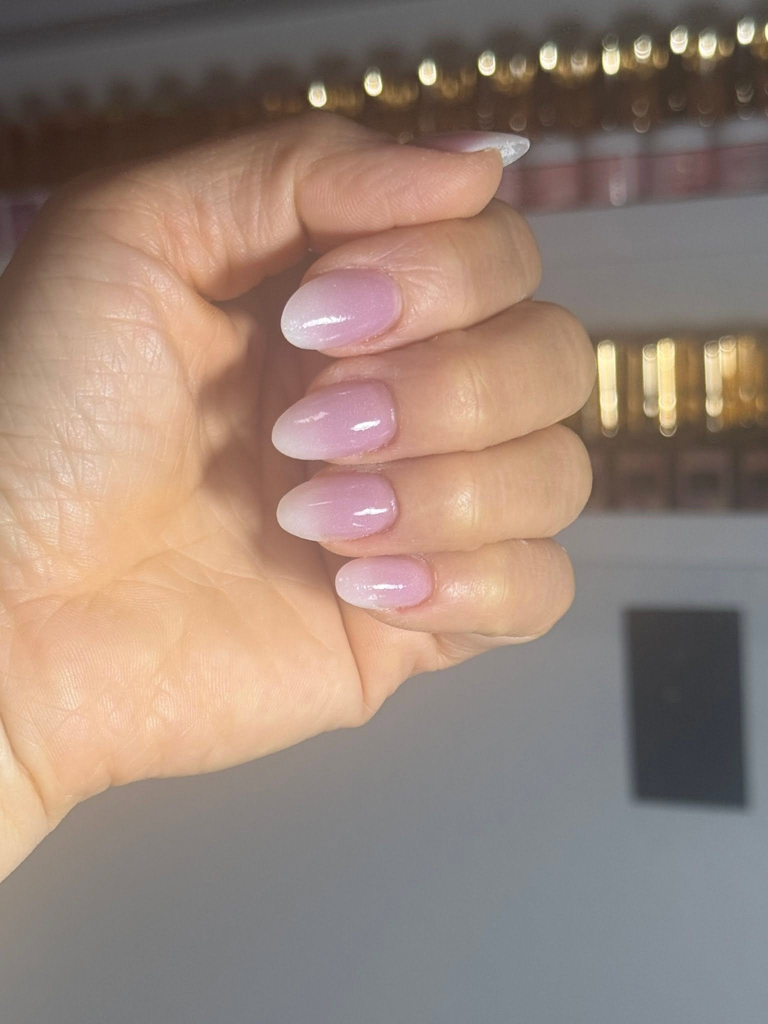 Soft pink ombre round nails
